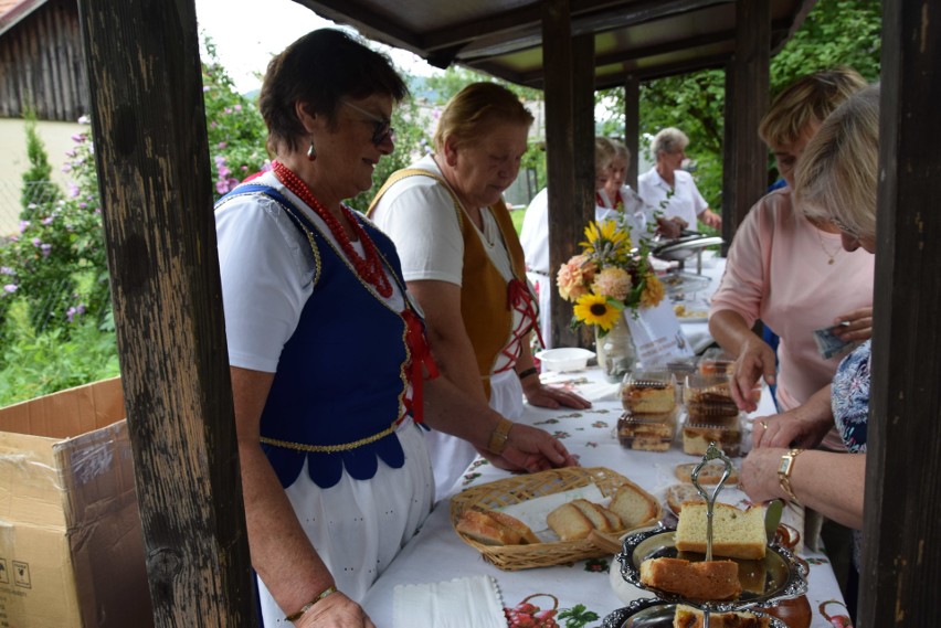 Szymbark. XV Panorama Kultur. W skansenie głośno gra muzyka, jest mnóstwo ludzi, są stoiska z rękodziełem, gospodynie częstują pysznościami