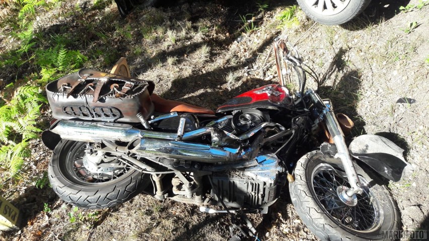 Motocykl i osobówka zderzyły się w Bierdzanach. Na miejscu lądował LPR. Nie żyje pasażerka motocykla, kierujący w szpitalu