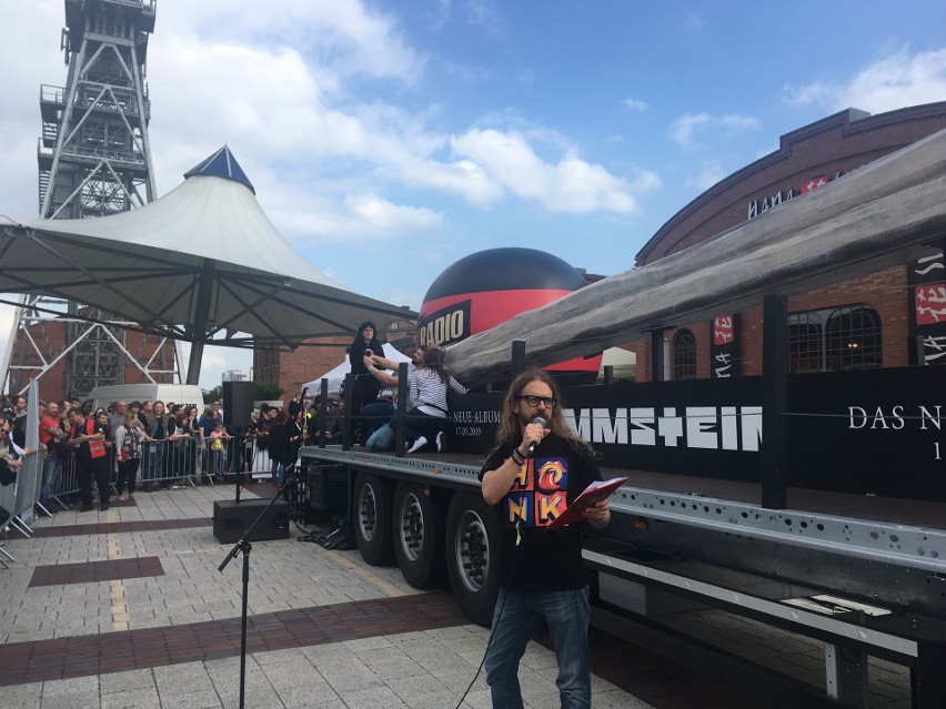 Rammstein Truck 24 maja przed Silesia Citry Center w Katowicach. Ciężarówka z wielką zapałką promuje nowy album grupy ZDJĘCIA
