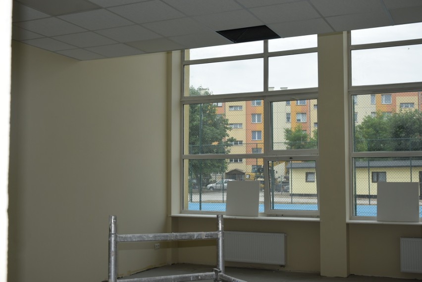 Nowa sala gimnastyczna i sale lekcyjne w białobrzeskiej szkole podstawowej będą gotowe we wrześniu. Sprawdziliśmy, jak wyglądają teraz