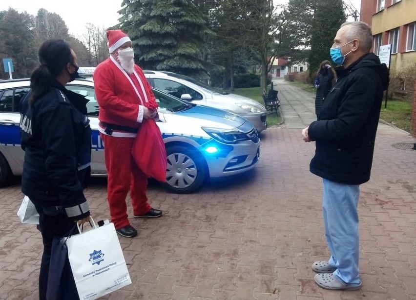 Kozieniccy policjanci podarowali prezenty dzieciom z...