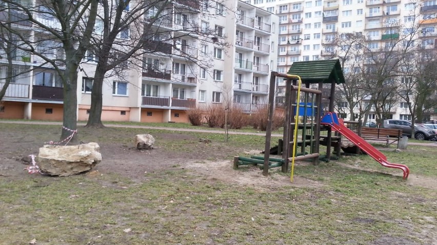 Remont placu zabaw przy Sacharowa w Łodzi. Rodzice martwią się, czy jest on bezpieczny