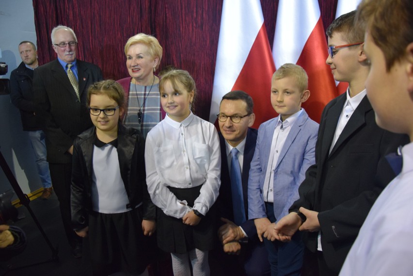 Premier Mateusz Morawiecki wśród dzieci z Woli Filipowskiej...