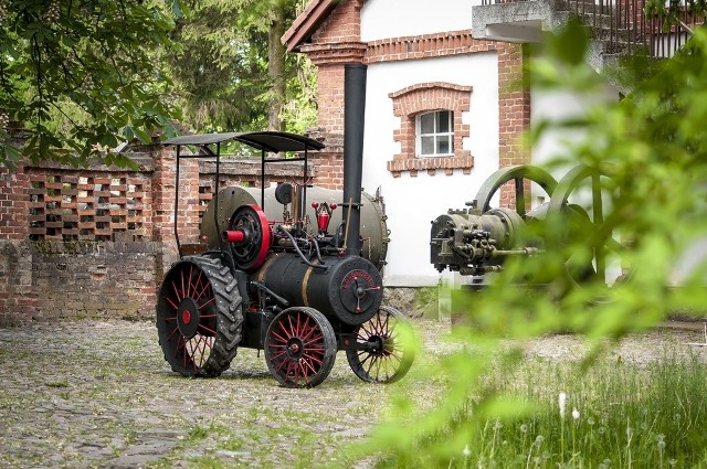 Tę niesamowitą maszynę skonstruował szewc z Golubia-Dobrzynia. Marzył, by zbudować, według własnego pomysłu, jeżdżącą maszynę parową. Bądź na bieżąco. POLUB NAS na Facebooku:Gazeta Współczesna