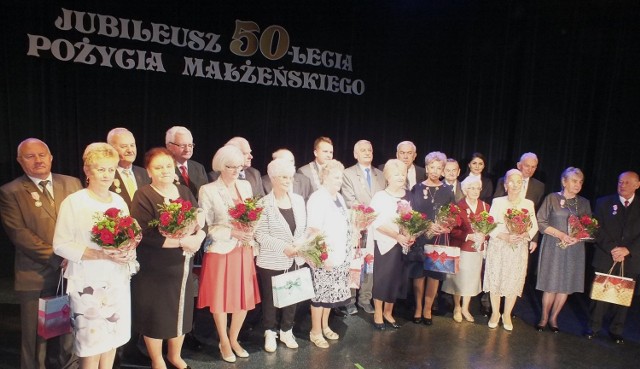 Pamiątkowe zdjęcie jednej z kilku grup jubilatów, wraz z prezydentem Markiem Materkiem