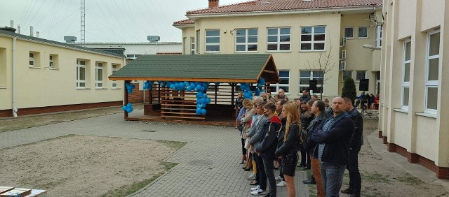 Szkoła Podstawowa im. Jana Pawła II w Łochowie wzbogaciła się o nową, drewnianą wiatę.