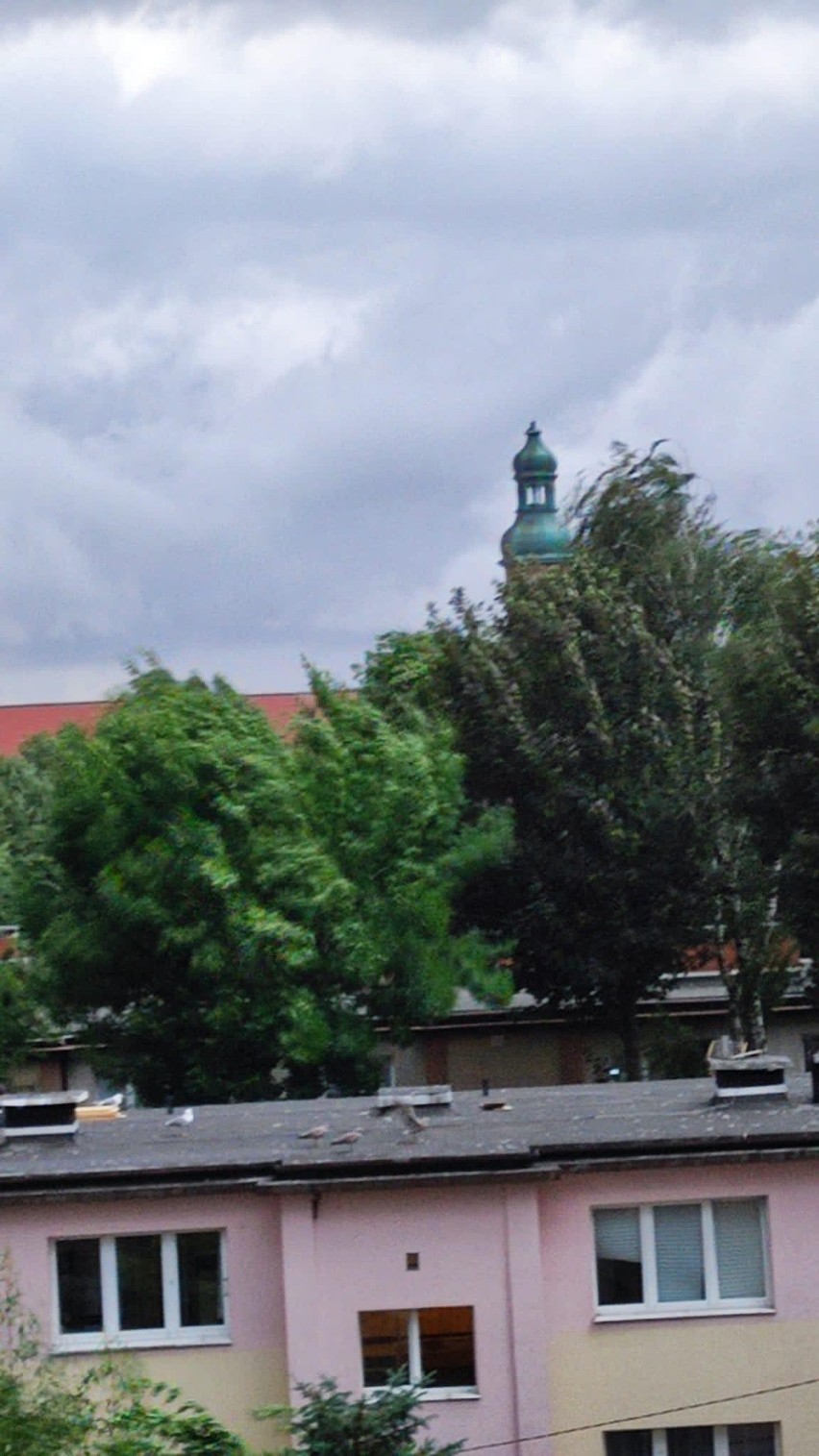 Burza i ulewa nad Słupskiem. Zniszczona wieża i dach kościoła św. Jacka
