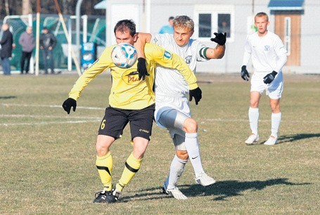 O piłkę walczą Arkadiusz Świątosławski (z prawej) z Sokoła i Adrian Płuciennik z Zawiszy.