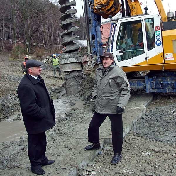 Dyrektor Jan Pelczar i Janusz Zajdel z Biura Inwestycji i Zamówień Publicznych starostwa powiatowego sprawdzają, jak idą prace przy osuwisku.