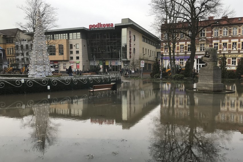 Na ulicy Starzyńskiego w Słupsku doszło do awarii wodociągu....