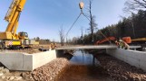 Nowy most powstaje na rzece Żarnówce. Wiemy, kiedy będzie gotowy. Zobacz zdjęcia 