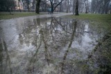 Błoto i bajora na alejkach w wyremontowanym parku Krakowskim. Lepiej już wyasfaltować? [ZDJĘCIA]