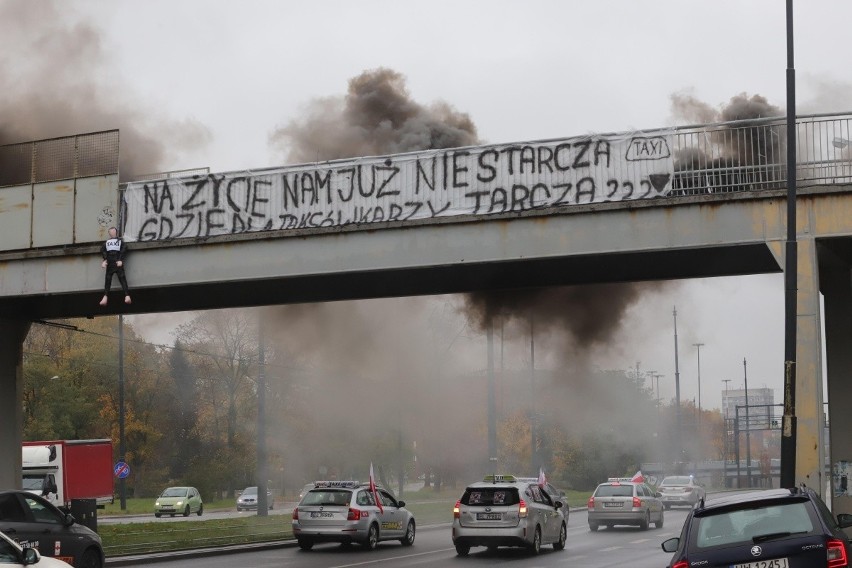 Protest taxi w Łodzi. Taksówkarze domagają się wsparcia od państwa