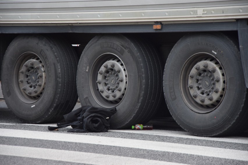 Wypadek na Dubois w Ostrowi Mazowieckiej. 13.10.2023 samochód ciężarowy potrącił nastolatkę