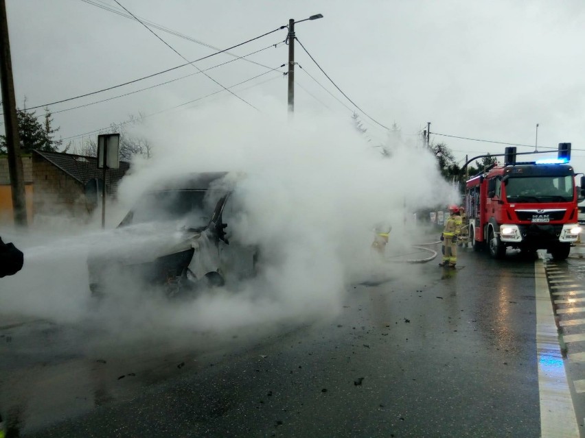 Pożar busa z kurierskimi przesyłkami na drodze krajowej nr 74 w Kostomłotach Drugich. Kierowca zdążył uciec