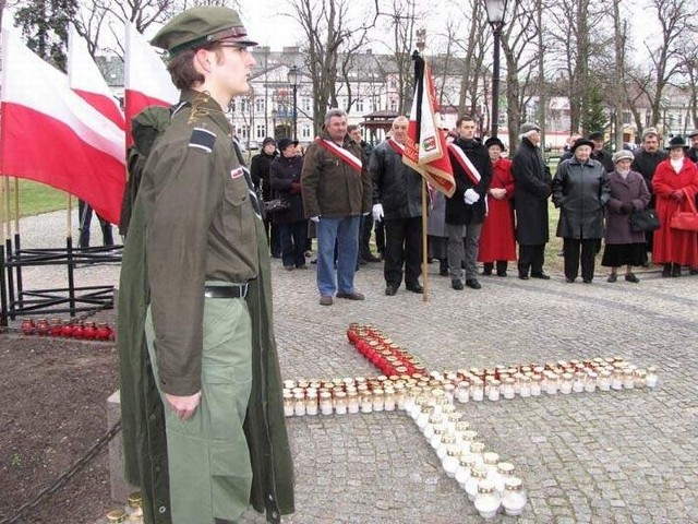 Przed Dębem Wolności pojawił się krzyż ustawiony z biało-czerwonych zniczy.