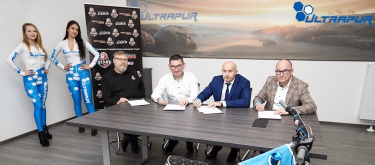 Przedstawiciele firmy Ultrapur i Startu Gniezno są...
