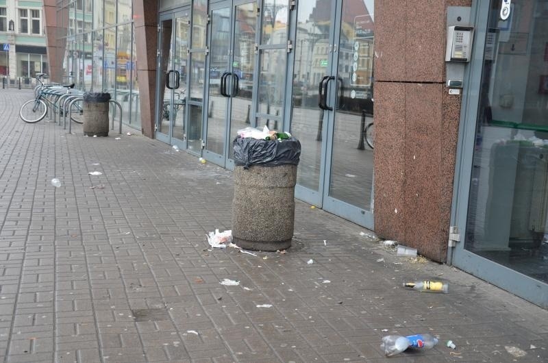 Sprzątali po sylwestrowej zabawie. Rynek czysty. Śmieci zalegały wokół (ZDJĘCIA)