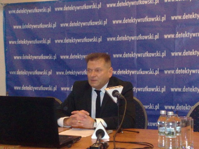 Detektyw Rutkowski podczas czwartkowej konferencji w hotelu Gromada.