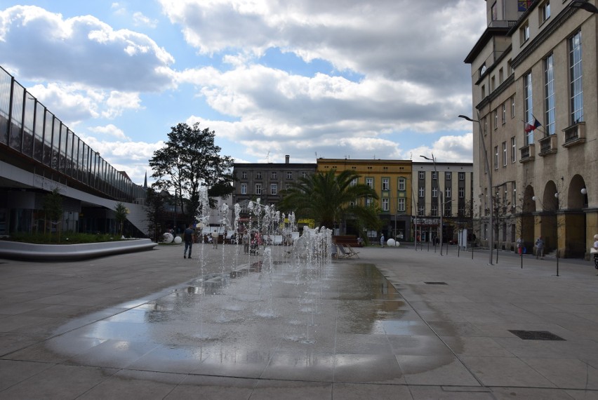 Rynek podzielony estakadą, za to zadaszony...