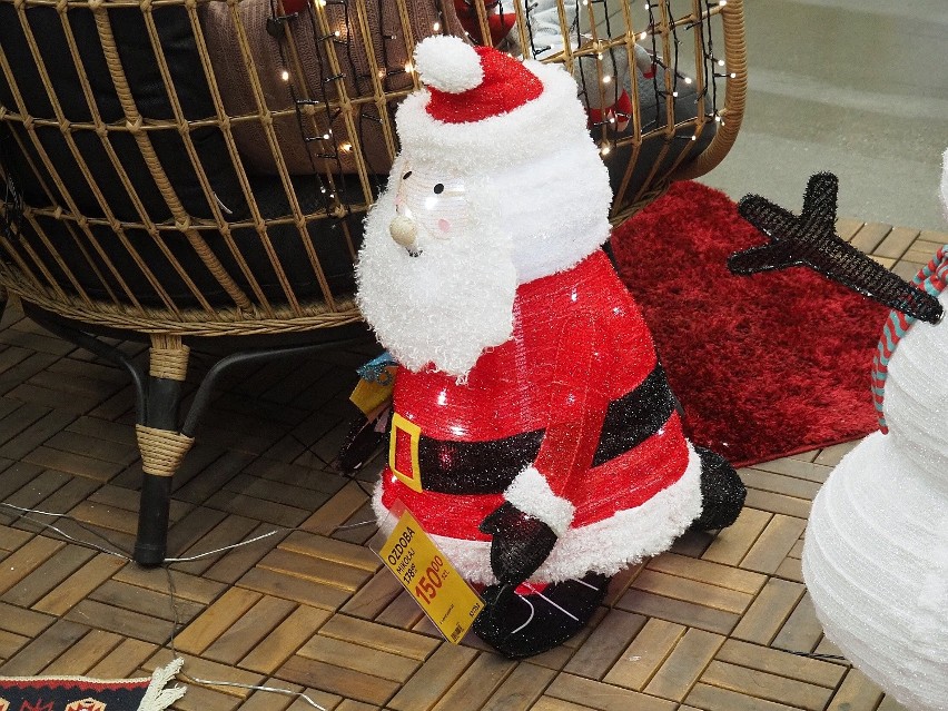 W łódzkich marketach jest duży wybór świątecznych dekoracji. CENY, ZDJĘCIA. Jak udekorować na święta Bożego Narodzenia balkon, taras i ogród