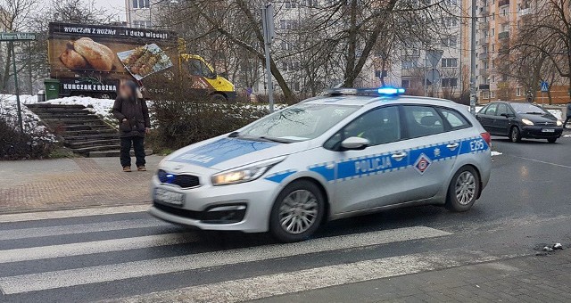 Do potrącenia kobiety doszło we wtorek, 23 stycznia, na przejściu dla pieszych przy ul. Ptasiej w Zielonej Górze. Sprawca potrącenia uciekł z miejsca zdarzenia. Szuka go zielonogórska policja. Kobieta była już na przejściu dla pieszych. Wtedy 25-latkę potrącił kierujący volkswagenem. Moda kobieta upadła na jezdnię. Kierowca nie zatrzymał się i nie pomógł potrąconej. Uciekł z miejsca wypadku.Na miejsce zdarzenia dojechała wezwana karetka pogotowia ratunkowego oraz patrol zielonogórskiej drogówki. – Potrącona kobieta została przewieziona do szpitala – informuje podinsp. Małgorzata Barska z zespołu prasowego zielonogórskiej policji. Doznała urazy nogi.Policja szuka kierowcy volkswagena, sprawcy potrącenia. – Prosimy o jak najszybszy kontakt świadków zdarzenia z komendą miejską pod numer 997 – mówi podinsp. Barska.Zobacz również: Magazyn Informacyjny "GL":POLECAMY RÓWNIEŻ PAŃSTWA UWADZE:Ogień wybuchł na poddaszu. Kilka rodzin bez dachu nad głową  KLIKNIJ i oglądaj wszystkie programy TELEWIZJI „GAZETY LUBUSKIEJ”