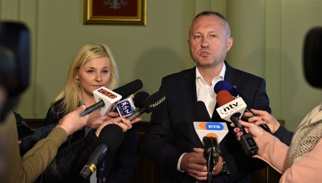 Anna Bednarczyk-Maśko (z lewej) i prezydent Ludomir Handzel uważają, że SIM należy zlikwidować