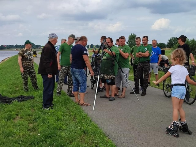 Na zalewem Antoniów w gminie Radoszyce w niedzielę odbyły się towarzyskie zawody spławikowe o Puchar Starosty Koneckiego. Pierwsze miejsce zajął Grzegorz Szczegielniak, drugie Rafał Majewski, trzecie Włodzimierz Struzik, czwarte Tomasz Gil, piąte Grzegorz Polewany, szóste Tomasz Cłapak. Zawody zorganizowało koło Polskiego Związku Wędkarskiego w Radoszycach.Na kolejnych slajdach zobaczcie jak wyglądały zawody w Radoszycach