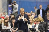 Donald Tusk spotkał się z mieszkańcami Bytomia. Mówił o środkach unijnych i rozwoju oraz przyszłości regionu. Na sali było gorąco