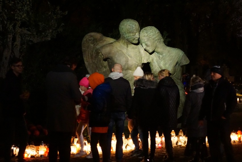 Wszystkich Świętych w Poznaniu: Noc na cmentarzu Jeżyckim