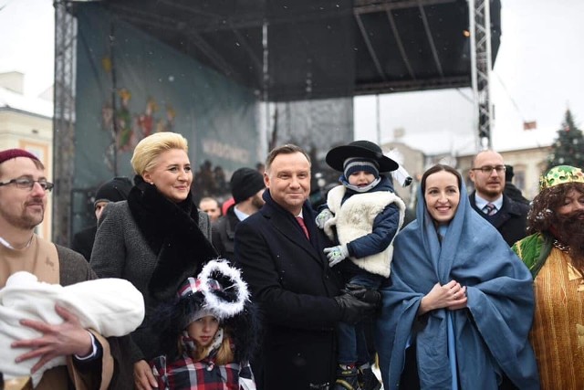 Prezydent Andrzej Duda i Agata Kornhauzer - Duda chętnie pozowali do zdjęć z mieszkańcami. Wcześniej, gdy orszak ruszył spod kościoła na rynek, nad Wadowice nadciągnąła śnieżyca