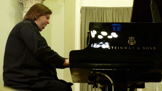 Pianista Krystian Tkaczewski był gwiazdą wieczoru piątego dnia Lata z Chopinem 2019 w Busku-Zdroju.