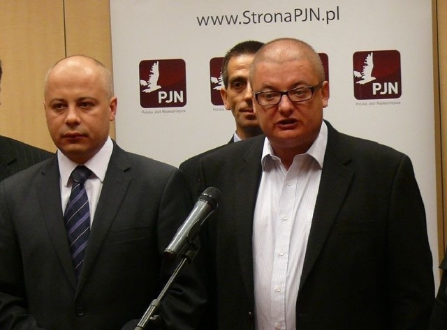 Michał Kamiński (w środku) zachęcał w środę w Kielcach do głosowania na jego partię. Z lewej "jedynka&#8221; na listach PJN w regionie Świętokrzyskim, Jacek Pilch.