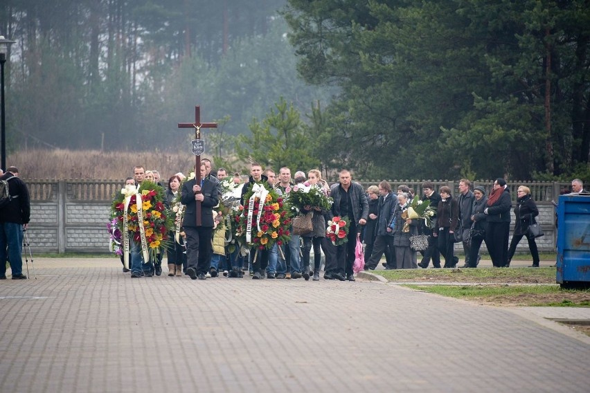 Białystok. Pogrzeb Pawła Klima. Kibice oddali mu hołd (zdjęcia, wideo)