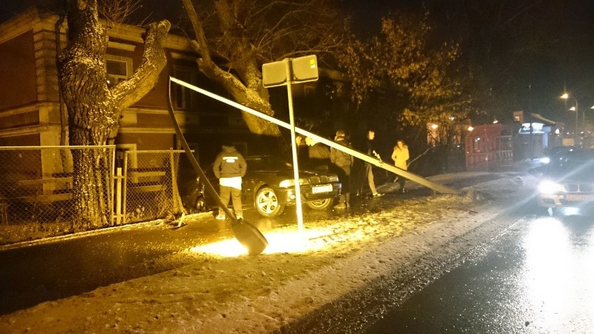 Według świadków kierowca bmw wpadł w poślizg, zjechał z...