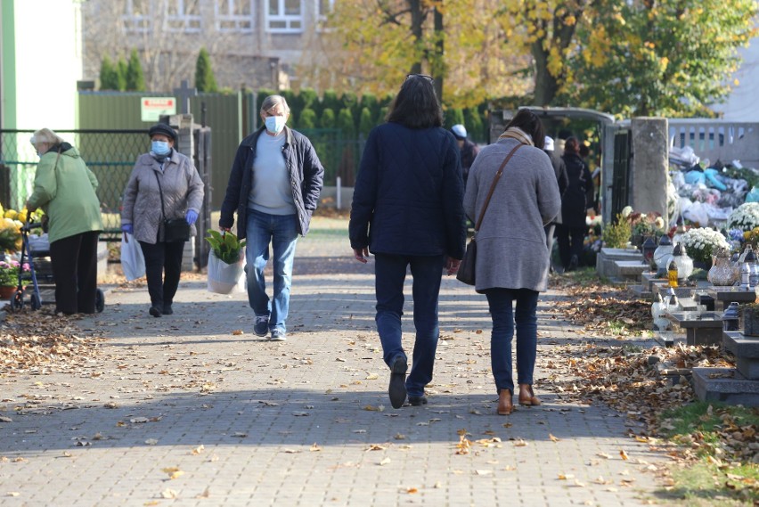 Katowice: Pierwszy weekend po Wszystkich Świętych z otwartymi cmentarzami. Na nekropoliach spory ruch