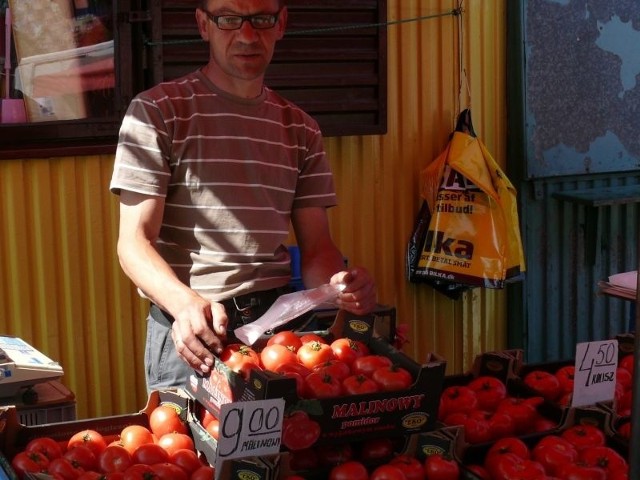 &#8211; Klienci w ostatnich dniach coraz częściej pytają, skąd pochodzą warzywa, ale na bazarze sprzedajemy te polskie &#8211; mówi Jerzy Myszura, właściciel stoiska na kieleckim targowisku.