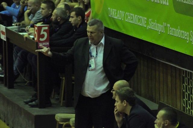 Trener koszykarskiej Siarki Tarnobrzeg Zbigniew Pyszniak (stoi) liczy, że wygrana w Szczecinie da nadzieję na przyszłość