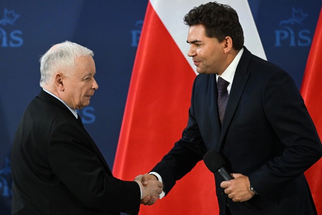 rezes Prawa i Sprawiedliwości Jarosław Kaczyński (L) i prezydent Stalowej Woli Lucjusz Nadbereżny (P) podczas spotkania z mieszkańcami w Stalowej Woli.