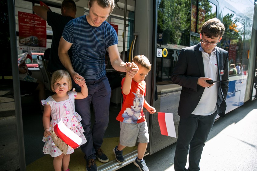 3 maja w Krakowie. Tramwaj patriotyczny przejechał ulicami miasta [ZDJĘCIA]