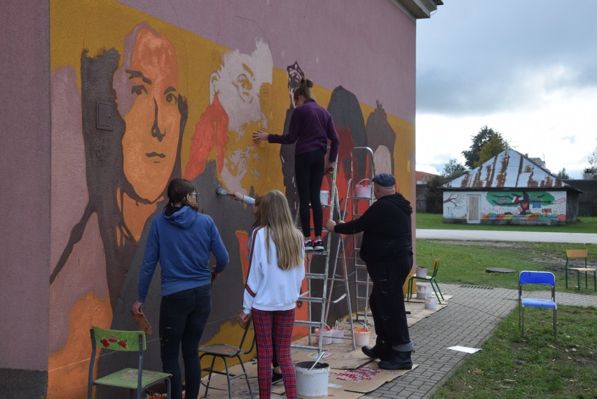 SP nr 20 w Białymstoku. Uczniowie stworzyli kolejny historyczny mural. Uwiecznili na nim pięciu białostockich bohaterów (zdjęcia, wideo)