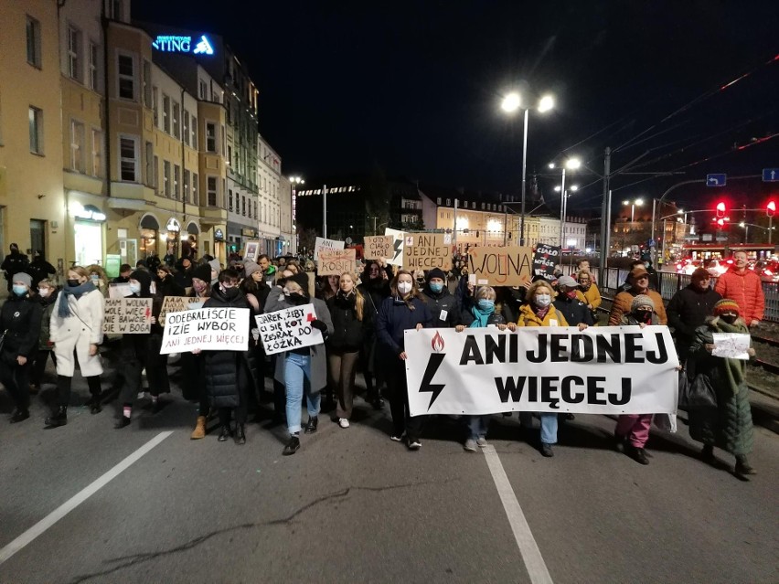 Protest "Ani jednej więcej" na ulicach Gdańska. Marsz dla...