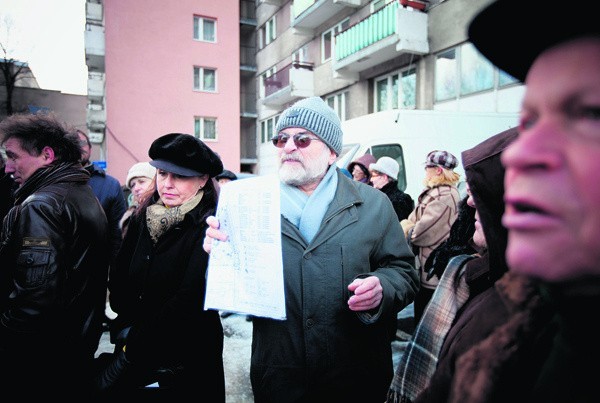 Protestujący przeciw wycince mieszkańcy zgromadzili się...