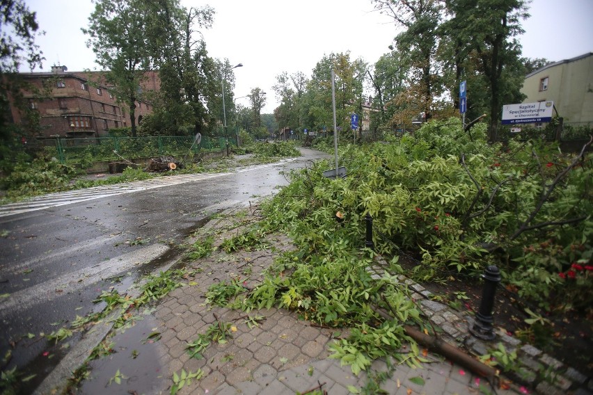 Nad Chorzowem przeszła trąba powietrzna, szkody są też w...