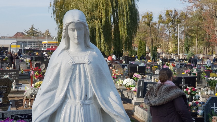 Wszystkich Świętych. Mieszkańcy Strzelec Opolskich odwiedzają groby bliskich