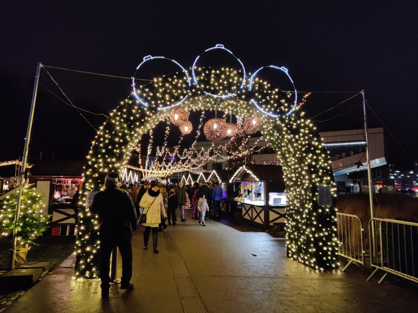 Gdynia zanurzyła się w świątecznym klimacie. Bożonarodzeniowe iluminacje wyglądają przepięknie! Zobacz, co można kupić w Gdyni na jarmarku