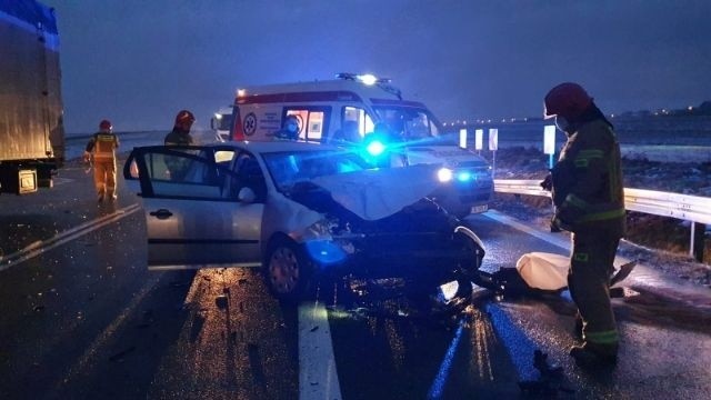 Na miejscu wypadku, jaki wydarzył się w piątek po godzinie 6 na zjeździe z północnej obwodnicy Jędrzejowa w miejscowości Wilanów.
