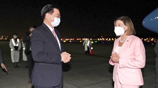 Zdjęcie udostępnione przez tajwański MSZ. Powitanie Nancy Pelosi na lotnisku Tajpej.