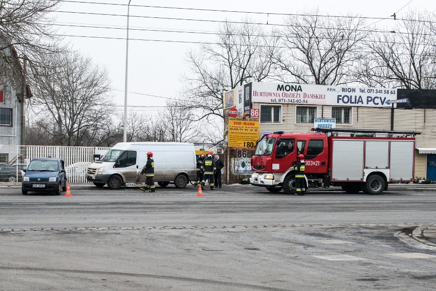 Wrocław: Wypadek na Krakowskiej. Fiat panda zderzył się z fordem transitem (ZDJĘCIA) 