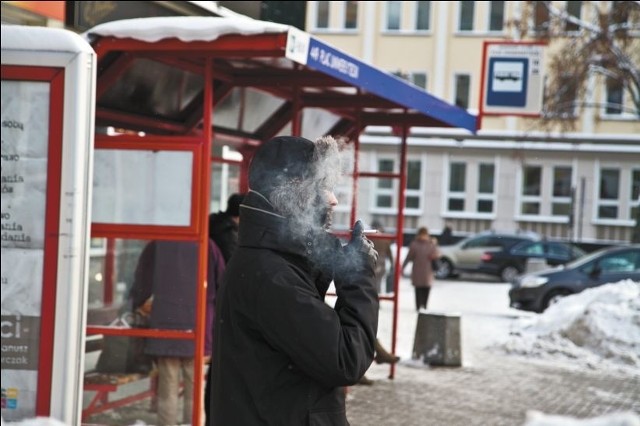 W Białymstoku palacze mogą "puścić dymka" w odległości 5 m od przystanku autobusowego. Brak jednak granicy, gdzie zaczyna się strefa - zależy ona od oceny strażnika miejskiego.